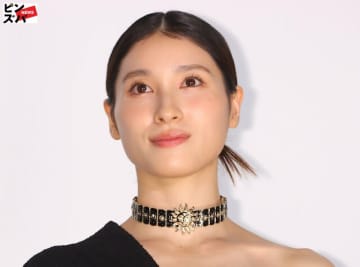 「急に大人女子」土屋太鳳が劇的イメチェン、“お腹チラ見せ”美ボディ披露のウラに“ストイックすぎる日常”