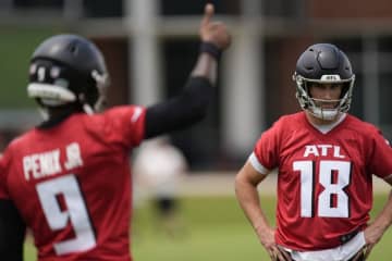 ペニックスJr.の膝のケガにより、ファルコンズQBカズンズがドルフィンズ戦に先発の見込み