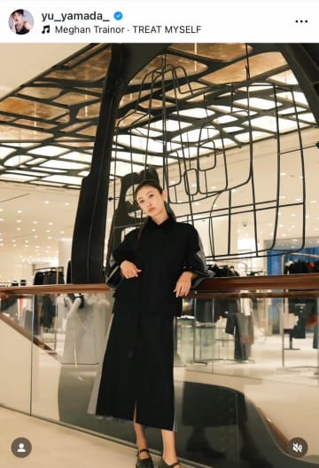 山田優、「お気に入り」フリルの超ミニ丈ワンピ×ブーツで圧倒的存在感　「スタイル抜群」大絶賛