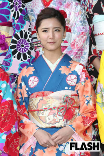 【お腹にタトゥーが】離婚発表から約1カ月の藤井萩花　ヘソピアスも披露…インスタで見せた“吹っ切れぶり”