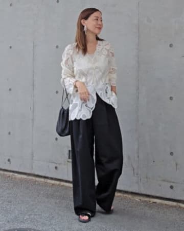 流行りのレース服、大人はどう着る？ 簡単にマネできるコーデ術4つ