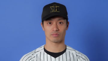 「後ろも見えてんのか？！」阪神の捕手・坂本誠志郎の素早い“ケア”に驚きの声　球審の肩を両手でがっしりつかみ声をかける
