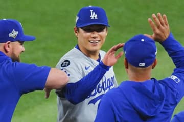 完投直後の山本由伸に…大谷翔平が差し伸べた“手”　球団公式が公開した歓喜の瞬間