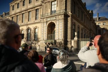 仏ルーブル窃盗で2人拘束　1人はアルジェリア出国寸前