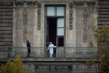 ルーブル美術館の宝飾品盗難、複数の容疑者を逮捕　パリ検察