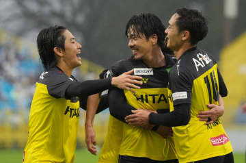 柏、横浜FCに勝ってJ1首位の鹿島を勝ち点差1で猛追
