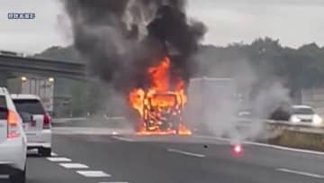 車から真っ赤な炎と黒煙…上信越道で車がトラックに衝突し全焼　けが人なし