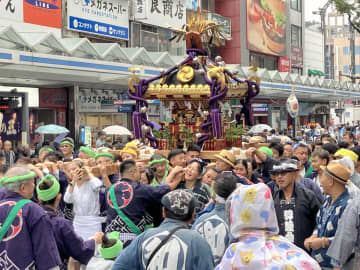 横須賀　雨に負けず恒例の「みこしパレード」　日米親善、3500人が参加