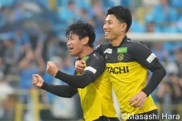 雨の日立台で“太陽王”が勝ち名乗り！ 山田雄士がミドル弾＆仲間隼斗が2点目！ 柏が首位に勝点差1肉薄の勝利にリカ将も興奮！ 横浜FCは失意の敗戦…