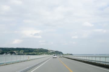 三重県の“まっすぐな道路を曲げる”謎の大工事 　ネットで「何のためやんの？」「サーキットみたい」と話題に