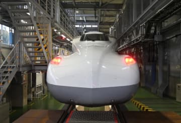 N700S新幹線、バッテリ自走で踏切通過したぞ〜！！JR東海 超人気ツアー「浜松工場へGO」に潜入