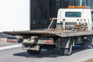 54歳の外国籍男性が『無免許運転で脱輪』車を載せた貨物自動車を “そのまま” にして逃走しネットでコメント殺到「脱輪ごときで逃げるなんて何?こんなんで逃げてるって事は飲酒だの無免だの薬だの自白してるようなもんでしょ」「そもそもこんな異国の地で無職でどうやって生活してるんだ?」