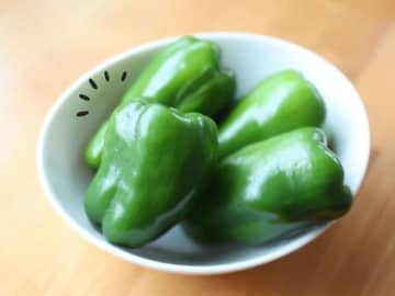 ピーマンは縦半分に切りません！あのイライラがスッキリ解消。包丁を使わないやり方も♪