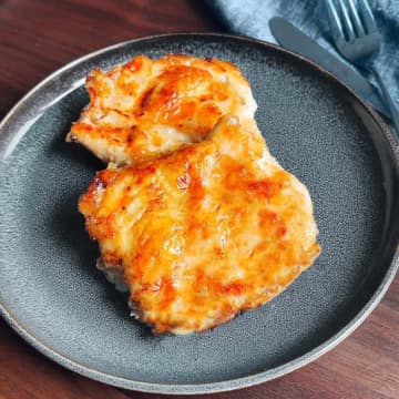 【鶏むね肉、焼く前に絶対やって！】焼く前にこれやるだけで「うまみ倍増」「信じられんほどジューシー」コクうま塩チキン