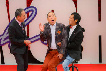 明石家さんまが大阪でサプライズ登場、ザ・ぼんち55周年を祝福 …会場どよめき