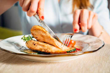 「え、ここで！？」カフェで“自作弁当”を広げた親子 → 注意しても聞かずに困っていた時、救世主が！