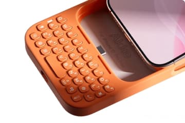 iPhoneがブラックベリー風端末に変身？AkkoのMetaKeyキーボードケース登場