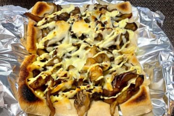 ピザ生地なしで作る「油揚げピザ」が天才すぎた　舞茸とチーズの香ばしさがハマる