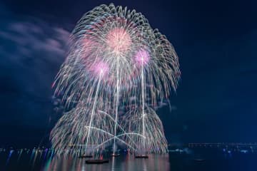 大阪芸術花火2025、日本の夕陽百選を背景に圧巻の水上花火をりんくう公園から！ 11/1開催、最寄り駅やチケット情報をお届け
