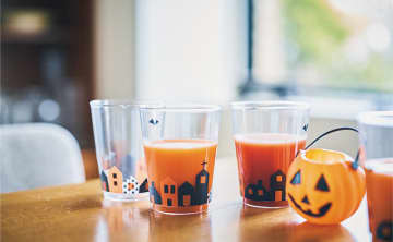 マステを切って貼るだけ！ ハロウィンのテーブルを飾る「ハロウィンの夜グラス」