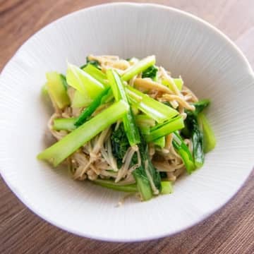 【小松菜とえのきだけでこのうまさ？】「10分もしないで完成」「忙しい日に助かる」毎日食べたい簡単副菜