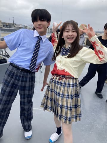 山田杏奈　血だらけ姿で笑顔　長尾謙杜とピースサイン　和気あいあいの現場　「恋に至る病」メイキング