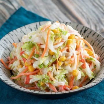 【白菜がサラダになるって知ってた？】「もうキャベツのコールスローには戻れない」味付けのバランスが神！白菜とカニカマのサラダレシピ