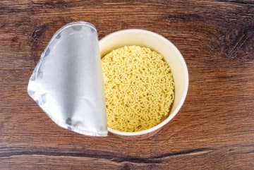 「これくらい」だったら資源になる。カップ麺の容器、「燃えるごみ」だと思ってない？　ゴミ清掃芸人が明かす意外な分別ルール