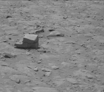 人工的に作られたような角張った岩　火星探査車キュリオシティが2025年10月7日に撮影