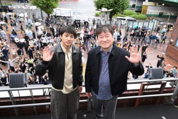 山田裕貴＆佐藤二朗、新宿に“爆弾”投下！サプライズ登場でチラシ配布＆街頭演説「一チケットを持って劇場へ」