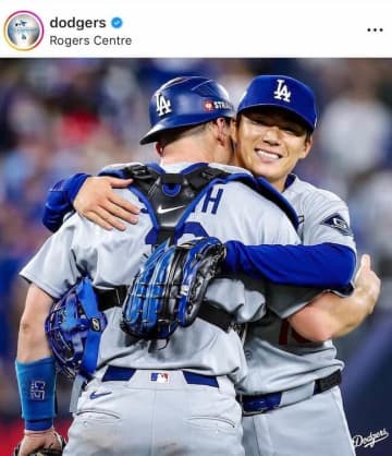 山本由伸、大谷翔平とタッチ交わし笑顔...WS完投勝利ショット　「痺れました」ファンの度肝抜く