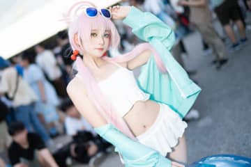 【コスプレ】ほっそりくびれとスラっとした美脚で夏衣装が輝く！フィギュアのような体型で魅せる『ブルアカ』ホシノの美女レイヤー【写真7枚】