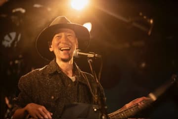 フジファブリック加藤慎一のベース、ボーカル、トーク炸裂! 新プロジェクト"crowzet"が新宿LOFTワンマン開催