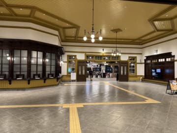111年目の門司港駅、D型硬券「記念入場券」を旧出札で発売！改札で入鋏も