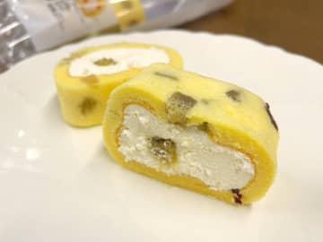【ローソン新作】お芋好き感激のホクホク感。大人気「もち食感ロール」が新作で秋の装いに。《最速レポ》