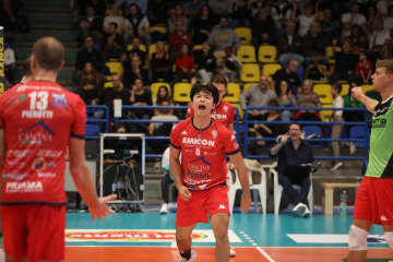 山本龍がスタメン起用でサーブも絶好調！ イタリアでの初勝利を掴む【セリエA男子】