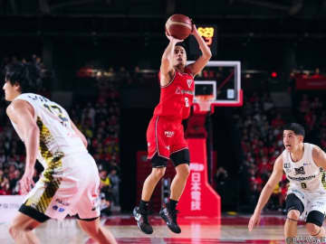 富樫勇樹が前人未到のBリーグ個人通算1200本の3Pを成功…得意の右ウイングから射抜く