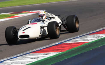 F1メキシコGPで角田裕毅選手が「RA272」デモ走行 ホンダ三部敏宏社長「今日の走行は過去から未来へ挑戦をつなぐ象徴と言えるでしょう」