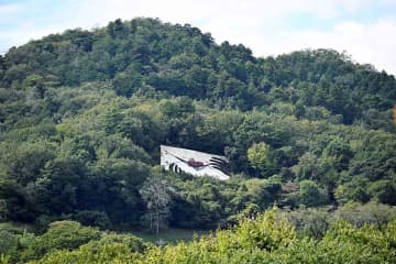 中央道から見える「緑のラブレター」　設置36年で劣化進行、相模原市が修繕費の寄付を募る