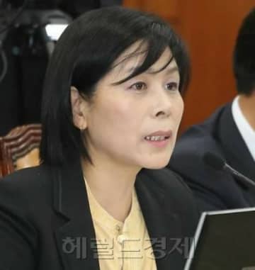 共に民主党のチェ・ミンヒ議員、娘への祝儀リストが本会議場で見つかり問題に、「返還を指示」＝韓国