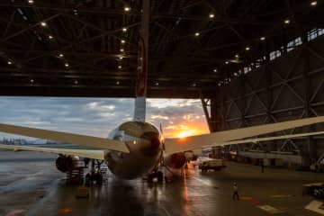 羽田空港「JAL SKY MUSEUM」がリニューアル！　夕暮れの整備工場を見学できる“トワイライト枠”を見てきた