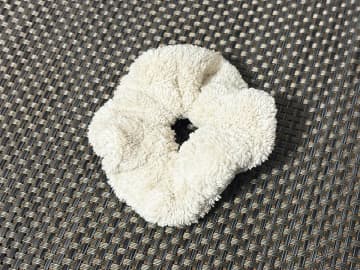 100均で買った『シュシュ』　髪を束ねるのではなく…？「いろんな場面で役立つ」