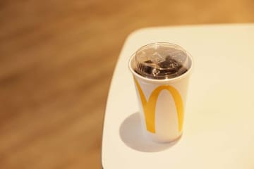 マック、紙製ストロー終了　ストローなしで飲めるフタに