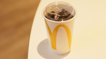 マクドナルドが紙ストローの提供終了! 3年以上かけて開発したストローなしで飲めるフタへ変更～子供や、マックシェイクなどの一部の商品は引き続きストロー付きで提供