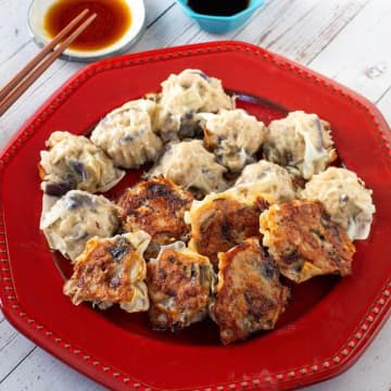 【なす1袋が秒で消えちゃう】「めっちゃジューシー♡」塩昆布と鶏ひき肉でふわっと仕上がる簡単シューマイ