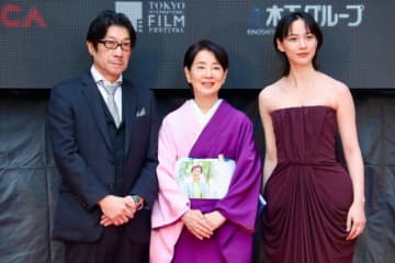 吉永小百合は美しい着物姿＆のんはタイトな大胆ドレスで登場＜第38回東京国際映画祭＞