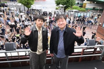 「“一票、一チケットを持って劇場へ！”」山田裕貴、雨の中の熱い呼びかけに新宿が“爆発寸前”！