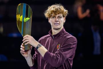 シナーがウィーン大会２年ぶり２度目の優勝！ ズベレフに逆転勝ちでツアー22勝目を飾る「本当にうれしく思う。特別な瞬間だ」＜SMASH＞