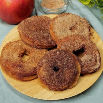 【子どもが喜ぶパンケーキ】甘いりんごが丸ごと♡シナモン香る絶品パンケーキの簡単レシピ