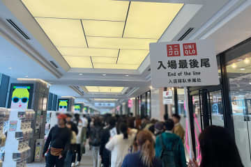 大阪・梅田の新ユニクロ、初日から大賑わい！オープン前に約１２００人が行列